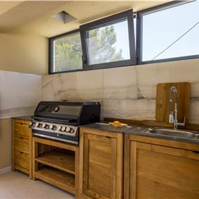 4 bedroom villa with heated pool and sea view in Vinišće, sleeps 8